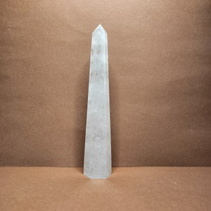 Il cristallo di rocca aiuta a schiarire i pensieri, rafforza le intenzioni e porta pace mentale. Spesso usato come pietra di concentrazione o di equilibrio.