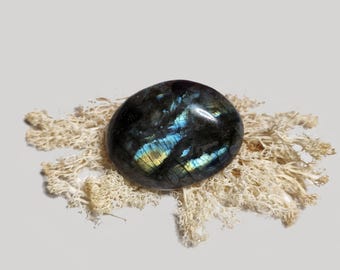 Labradorite palm stone: Iridescent colours, protects, strengthens intuition and transforms negative energy into positive vibrations.
