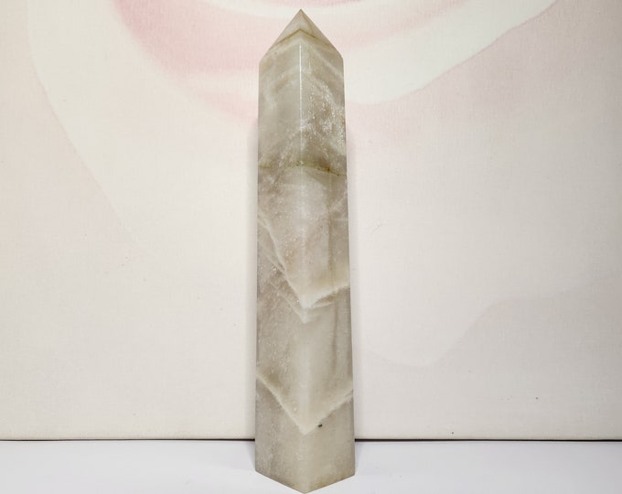 Ivory moonstone promotes emotional balance, intuition and spiritual growth. It relieves stress, hormonal imbalances