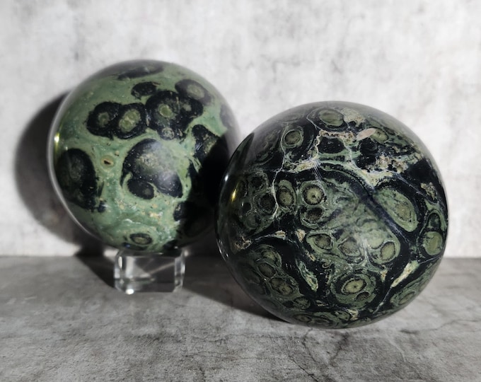 Kambaba Jasper: grounding, brings peace and harmony, strengthens the connection with nature and promotes inner growth and stability.