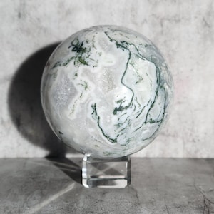 Sfera di agata muschiata verde ricca di energia terrena. Porta pace interiore, favorisce la crescita e protegge dalle influenze negative.