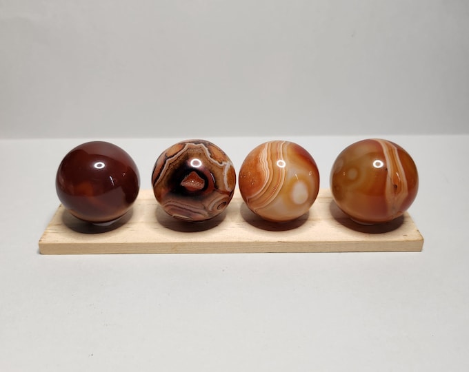 Carnelian pearl: Orange-red stone that stimulates courage and creativity. Strengthens self-confidence, releases negativity and increases passion.