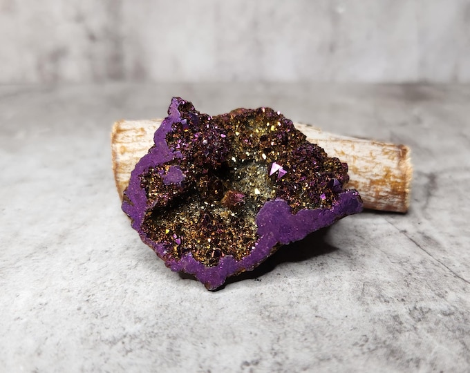 Aura Quartz: Man-made gemstone, created by combining metals with quartz. Known for its iridescent shine and spiritual energy.