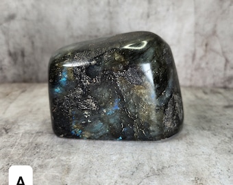 Labradorite: A mystical stone that enhances intuition, provides protection against negative energies and promotes spiritual growth.