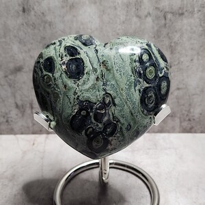 Il cuore di Kambaba Jasper irradia motivi verde intenso e rappresenta energia calma, crescita e amore. Una scelta unica e significativa.