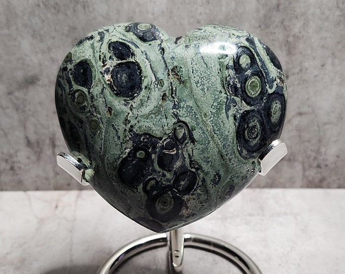 Kambaba Jasper heart radiates deep green patterns, and stands for calm energy, growth and love. A unique and meaningful choice.
