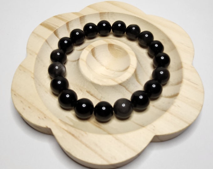Silver obsidian offers protection, promotes inner growth and helps to release emotional blockages. Ideal for meditation.