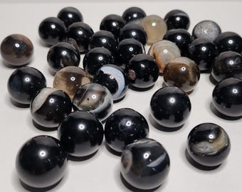 Black Agate: Protective and wards off negative energy, promotes emotional stability and strengthens self-confidence and inner peace.