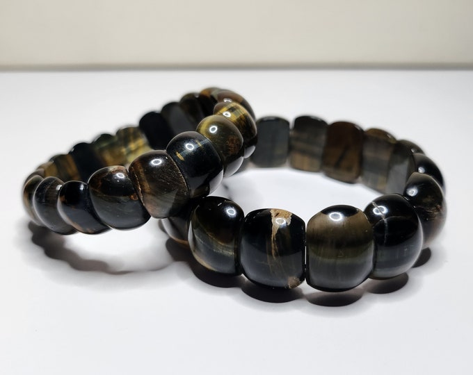 Tiger's Eye: A golden to reddish brown gemstone with a distinctive sheen. Protective and strengthening, it promotes self-confidence and focus.
