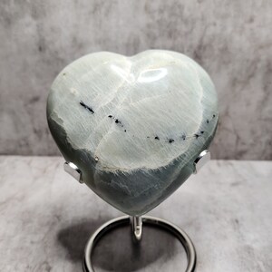 Blue Moonstone, un'essenza serena. Calma, rafforza l'intuizione e porta armonia emotiva con le sue morbide sfumature blu.