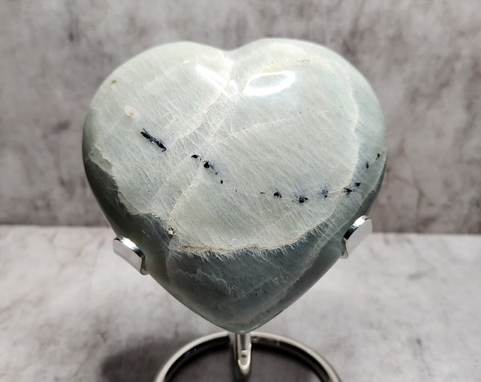 Blue Moonstone, a serene essence. Calms, strengthens intuition and brings emotional harmony with its soft blue nuances.