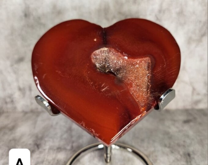 Carnelian Agate: Stimulates courage, creativity and vitality. Brings warmth, passion and grounding to life. Energy in shiny stone.