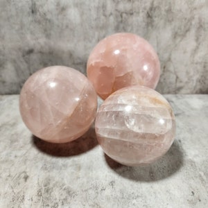 Quarzo rosa: la pietra dell'amore incondizionato. L’accettazione di sé, calma le emozioni e apre il cuore. Scopri l'energia amorevole.