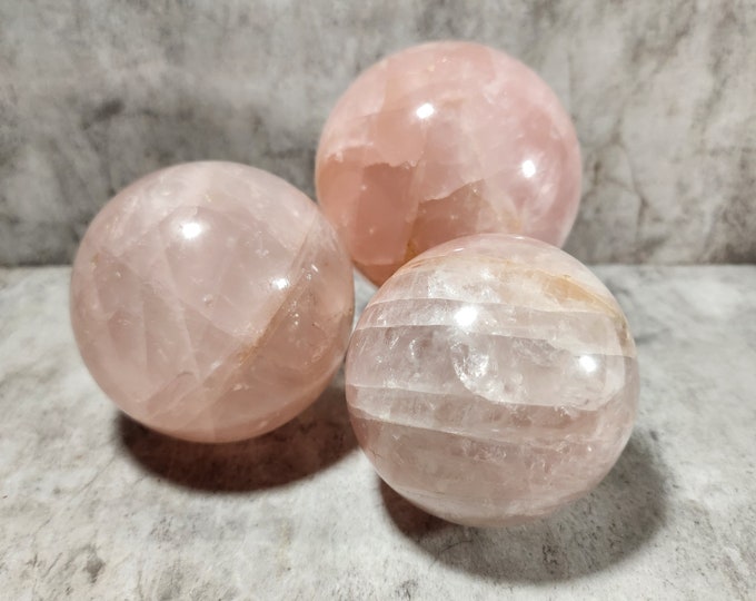 Rose Quartz: The stone of unconditional love. Self-acceptance, calms emotions and opens the heart. Discover the loving energy.