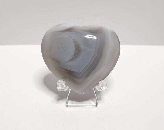 Agate Heart: Promotes stability, emotional balance and self-confidence. Helps release negative energy and provides calmness and grounding.
