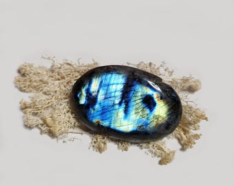 Labradorite palm stone: Shines in blue-green-gold, strengthens intuition, protects against negative energy and promotes spiritual growth.