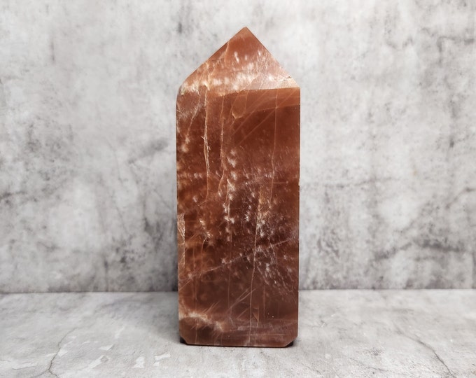Peach Moonstone: Awakens intuition, calms emotions and amplifies feminine energy. Brings balance and softness for emotional harmony