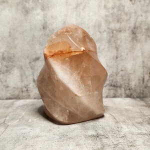 Quartz de feu hématoïde : Énergie de passion et de vitalité, favorisant le courage, l'expression de soi et la force intérieure pour une joie de vivre ardente.