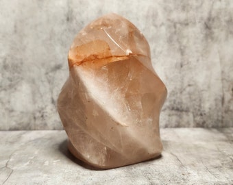 Hematoid Fire Quartz: Energy of passion and vitality, it promotes courage, self-expression and inner strength for a fiery zest for life