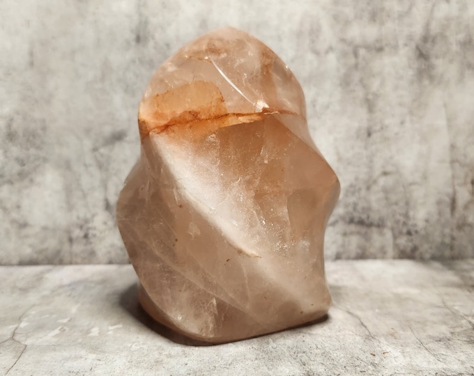 Hematoid Fire Quartz: Energy of passion and vitality, it promotes courage, self-expression and inner strength for a fiery zest for life