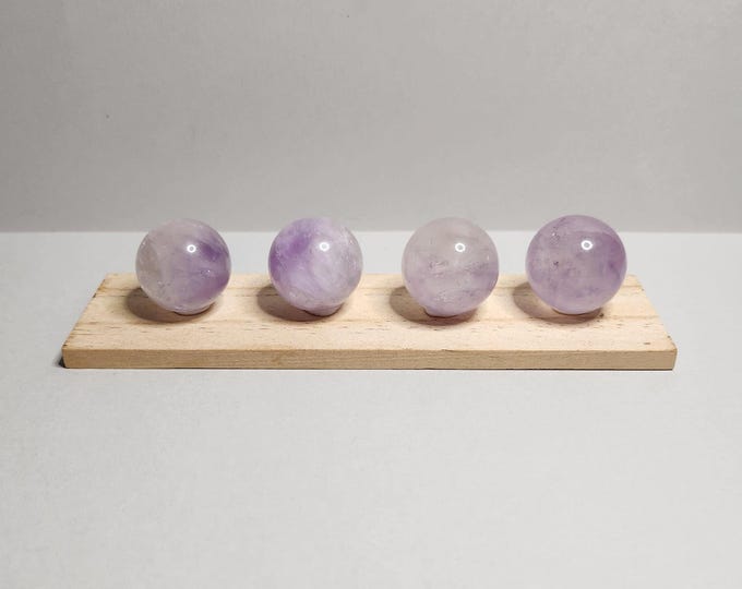 Clear Pink Amethyst Pearl: This crystal promotes tranquility, emotional balance and is ideal for meditation and positive energy in the home.