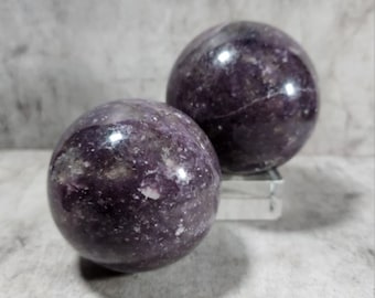 Lepidolite: Protects, calms and cleanses. Promotes inner peace, helps to let go of emotional baggage and negative emotions.