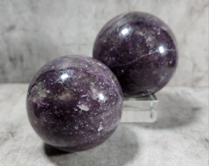 Lepidolite: Protects, calms and cleanses. Promotes inner peace, helps to let go of emotional baggage and negative emotions.