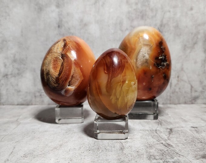 Carnelian egg: Strengthens creativity, courage, self-confidence, love and sexual energy. Ability to stimulate vitality and passion.