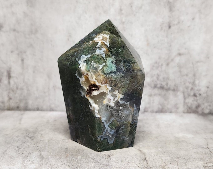 Moss agate with deep green tones and white veins. Helps with concentration and energetic balance. Each piece is a natural masterpiece.