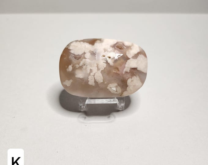 Flower agate pocket stone: Stimulates personal growth, brings emotional balance and strengthens self-confidence. Releases blockages and protects.