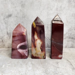 Mookaite Jasper, également appelé Radiolarite : Favorise la force intérieure, l'aventure et l'équilibre émotionnel pour une vie vibrante.