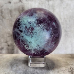 La fluorite arc-en-ciel favorise la pensée claire, la concentration et l'équilibre émotionnel. Une pièce unique pour la paix et la perspicacité.