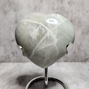 Pietra di luna blu: aura calmante, rafforzamento dell'intuizione, equilibrio emotivo. Una bellezza serena nelle sfumature del blu.