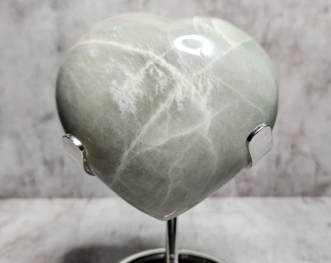 Blue Moonstone: Calming aura, strengthening intuition, bringing emotional balance. A serene beauty in blue nuances.
