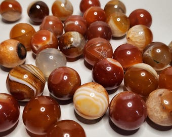 Carnelian pearl: Beautiful stone that promotes vitality, creativity and courage. Strengthens self-confidence, passion and releases negative emotion.