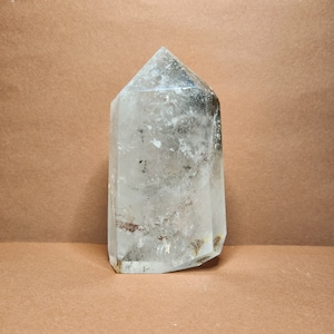 Cristal de roche au motif mousseux. Renforce les intentions, apporte clarté et apaisement. La lumière révèle la profondeur du cristal.
