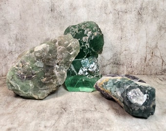 Raw Fluorite: Stimulates mental clarity, enhances focus and intuition. It also promotes emotional balance and spiritual growth.