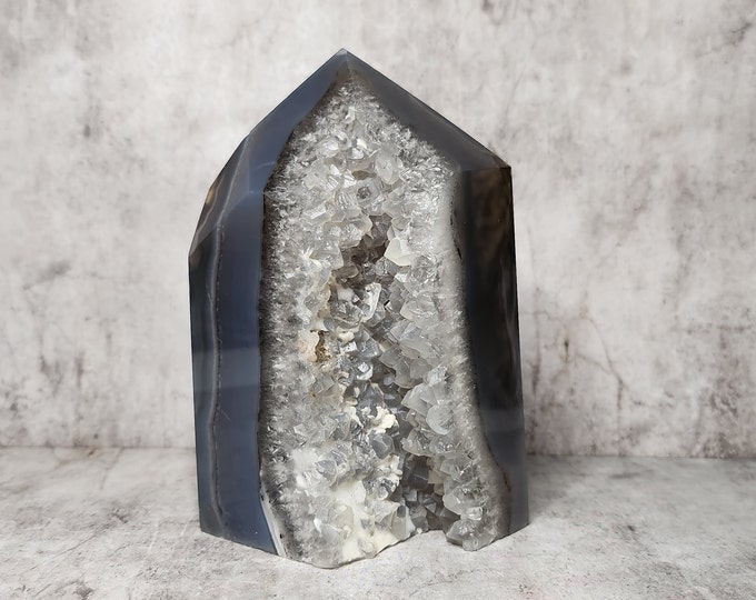 Blue agate, with its blue hues, promotes peace and communication. Supports emotional healing, reduces stress, and brings balance.