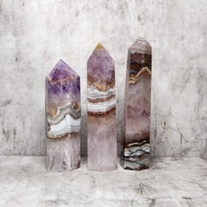 Agata Ametista: Ametista Chevron e pizzo Crazy, energia unica. Promuove la crescita spirituale, la creatività e l'equilibrio interiore.