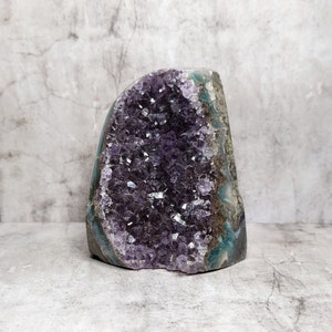 Amethyst Geode: Purple splendor in harmony, brings peace and stimulates spiritual growth. An enchanting addition to any space.