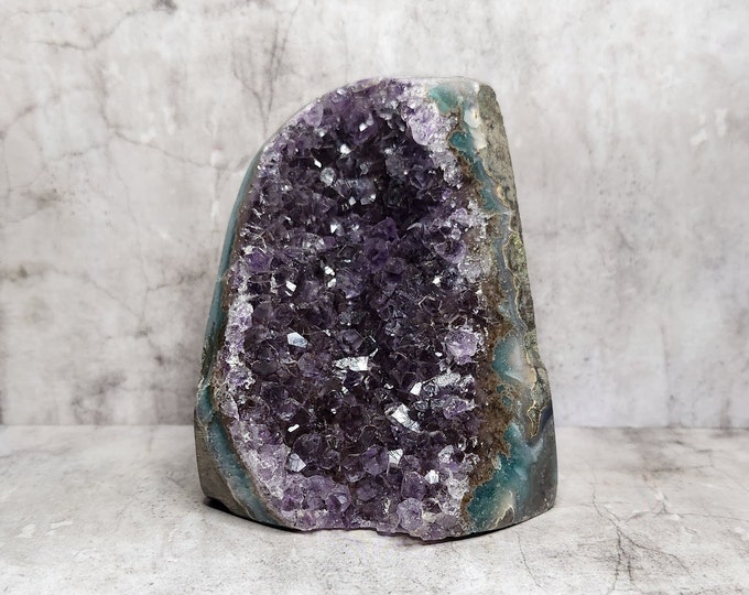 Amethyst Geode: Purple splendor in harmony, brings peace and stimulates spiritual growth. An enchanting addition to any space.