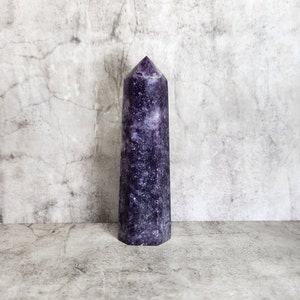 Lepidolita Roxa: Acalma e promove paz interior, equilíbrio e crescimento espiritual com suas energias calmantes.
