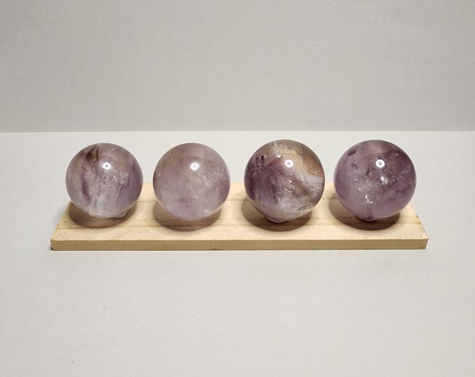 Clear Amethyst: Purple stone that promotes peace, emotional balance and spiritual growth. Reduces stress and strengthens intuition.