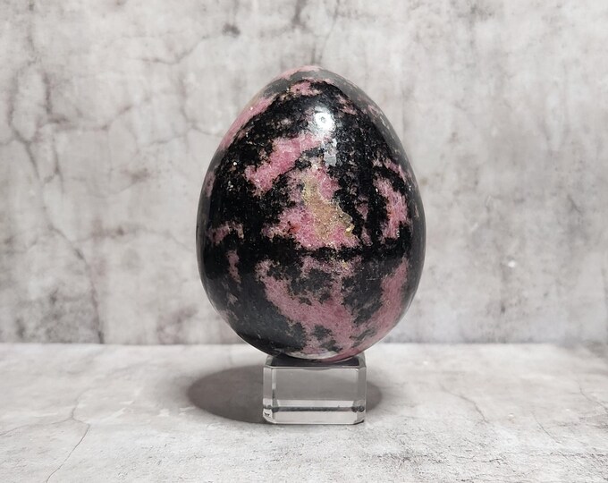 Rhodonite egg: Rose-black stone, promotes emotional healing, love, self-confidence and helps release fear. Brings balance to your life.