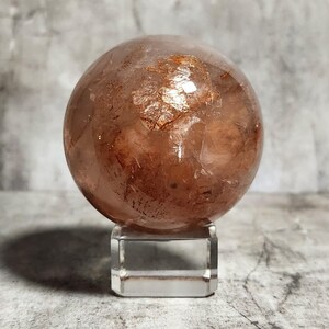 Quartz de feu : Renforce le dynamisme, la passion et le courage, enflamme les étincelles créatives et dissipe les peurs, libérant ainsi l’énergie pour l’action.
