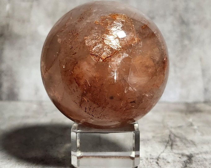 Fire Quartz: Strengthens dynamism, passion and courage, ignites creative sparks and dispels fears, freeing up energy for action.