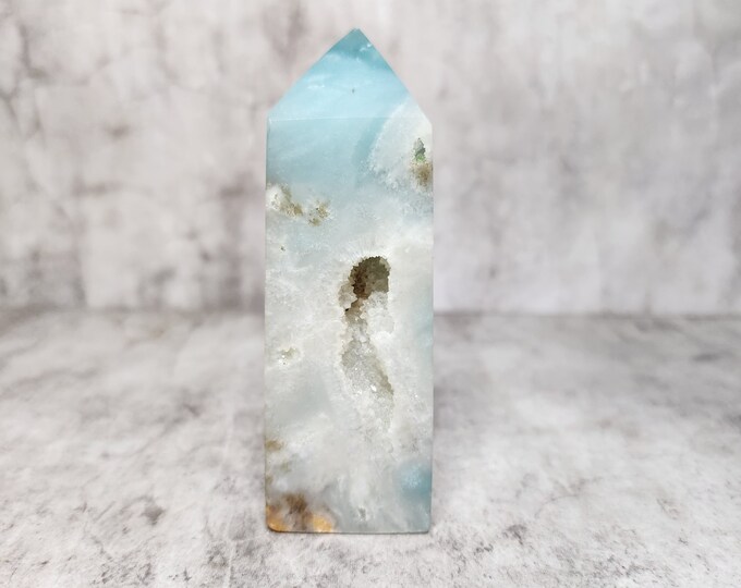 Caribbean Calcite Tower: Calming, promotes clarity. Unique decoration for positive energy. Discover the peace in this beautiful crystal.