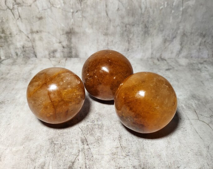 Amber calcite sphere: has a calming effect and provides strength during change – promotes self-love, grounding and peace of mind and heart.