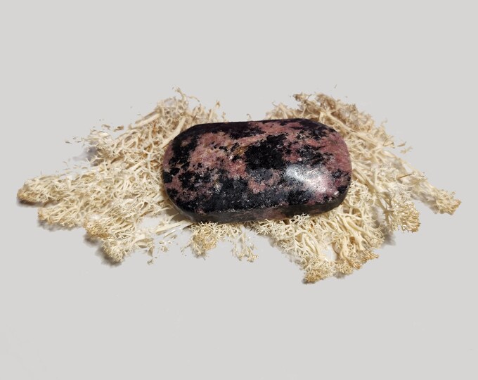 Pocket stones: Smaller, polished stones that fit easily in the hand. Used for stress relief, meditation, and energy amplification.