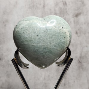 La Pietra di Luna Blu irradia energia calmante, promuove l'intuizione e l'equilibrio emotivo. Una bella pietra dall'aspetto sereno.